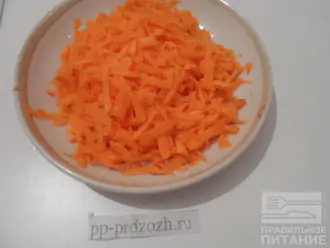 Шаг 3: Натрите на терке морковь.