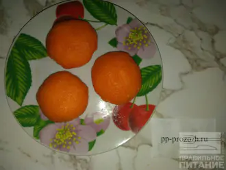 Шаг 8: Далее, по принципу сырного шарика, сделайте морковный.