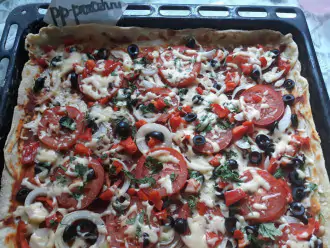 Шаг 8: Достаньте пиццу и посыпьте сыром и зеленью. Отправьте в духовку еще на 5-7 минут.