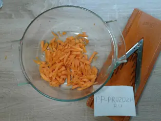 Шаг 3: Порежьте 1 морковку такими же брусочками. Или можете натереть на самой крупной терке, которая у вас есть. 