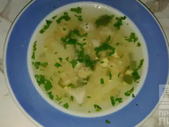 Шаг 5: Подавайте суп, присыпав свежей зеленью.