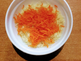 Шаг 3: Морковь помойте, очистите от кожуры, натрите на мелкой терке и всыпьте к сельдерею.