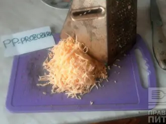 Шаг 5: Сыр натрите на мелкой терке.