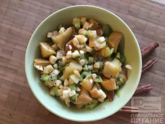 Шаг 6: Остывшие печеные яблоки, банан и киви выложите в салатник и перемешайте. Фруктовый салат готов.