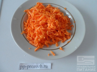 Шаг 3: Натрите на терке морковь. 