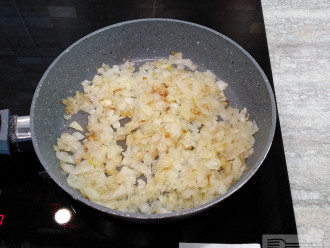 Шаг 3: Обжарьте лук на сковороде с добавлением небольшого количества масла.