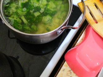 Шаг 10: Как только вода закипит, добавьте в нее картофель и брокколи и варите до готовности.
