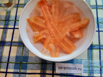 Шаг 8: Морковь залейте кипятком на 5 минут, чтобы она смягчилась. 