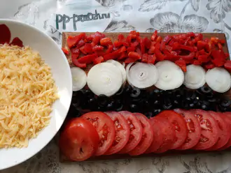 Шаг 6: Нарежьте лук и помидоры кольцами, перец кубиками, оливки кружочками и натрите сыр.