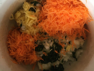 Шаг 2: Лук и грибы мелко нарежьте, морковь натрите на мелкой терке. Все уложите в удобную посуду. Добавьте яйца и нарезанную зелень петрушки.