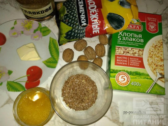 Шаг 1: Подготовьте ингредиенты. Мед и сливочное масло заранее поместите в теплом месте.