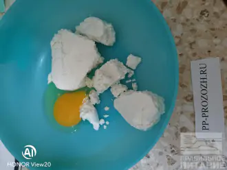 Шаг 2: В миску выложите творог и добавьте яйцо.