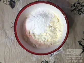 Шаг 5: Смешайте рисовую муку с разрыхлителем и добавьте в миску. Замешайте эластичное тесто.