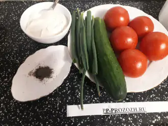 Шаг 1: Подготовьте все ингредиенты салата: помидоры, огурцы, зелёный лук, сливки, соль и перец.
