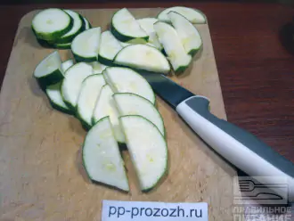 Шаг 4: Кабачок нарежьте полукольцами и добавьте к другим овощам. Обжаривайте еще 3 минуты.