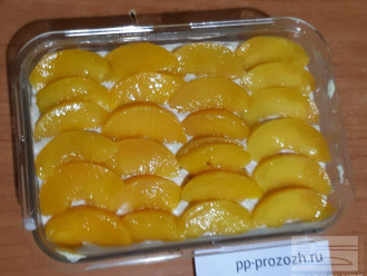 Шаг 7: 7. Порежьте персики тонкими дольками и выложите их поверх смеси. Выпекайте пирог 40 минут при 200 градусах в духовке. 