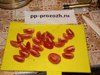 Шаг 4: Нарежьте некрупно помидоры.