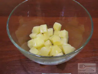 Шаг 3: Слейте воду из ананасов, положите кусочки в миску. 
