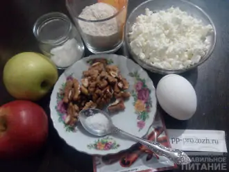 Шаг 1: Подготовьте ингредиенты для корзиночек: обезжиренный творог, яйцо, цельнозерновую муку, морскую соль, яблоки, орехи, сахарозаменитель и корицу.