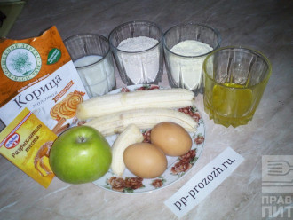 Шаг 1: Подготовьте необходимые продукты: бананы, овсяную и кукурузную муку, яблоко, яйца, молоко, мед, разрыхлитель, корицу.