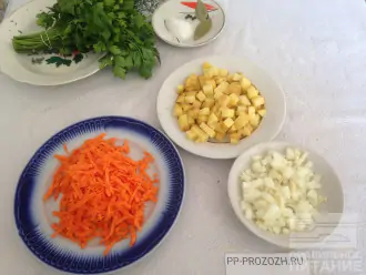 Шаг 3: Пока варится бульон, нарежьте кубиками картофель и лук, натрите на терке морковь. 
Сварите яйца вкрутую.