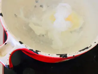 Шаг 4: Поднесите чашку с яйцом к поверхности воды и аккуратно выпустите яйцо в воду. При помощи лопатки или ложки проверьте, не прилипло ли яйцо ко дну кастрюли, если прилипло - аккуратно отделите его. 
Длительность варки яиц зависит от желаемой консистенции желтка. Если хотите сохранить желток жидким, то варите не более 3х минут.