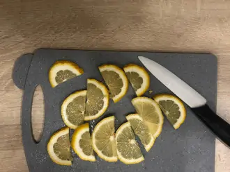 Шаг 2: Нарежьте лимон дольками.