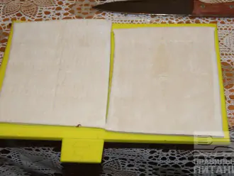 Шаг 5: Разморозьте тесто, раскатайте его по величине формы.