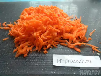 Шаг 3: Натрите морковь на терке.