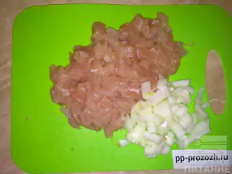 Шаг 6: Для начинки нарежьте куриное филе и лук не крупными кубиками.