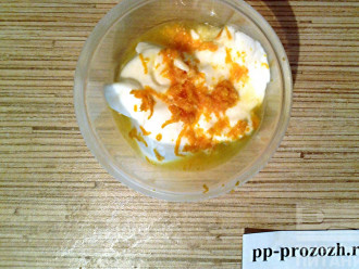 Шаг 2: В миску или в чашу блендера вылейте йогурт, добавьте цедру и сок апельсина.