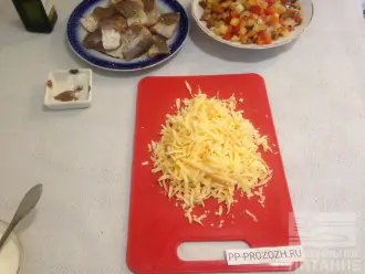 Шаг 5: Сыр натрите на крупной терке.