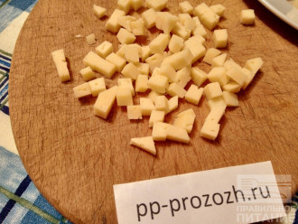 Шаг 3: Твердый сыр нарежьте меньшим кубиком.