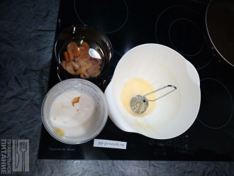 Шаг 2: Курагу промойте и залейте кипятком. 
Отделите белки от желтков и добавьте желтки к йогурту.