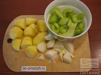 Шаг 2: Мелко нарежьте картофель, лук и сельдерей.