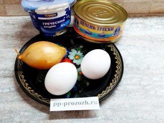 Шаг 1: Подготовьте ингредиенты для салата из печени трески: печень трески, вареные яйца, репчатый лук, греческий йогурт.