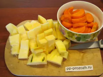 Шаг 3: Кабачок и морковь мелко нарежьте. 