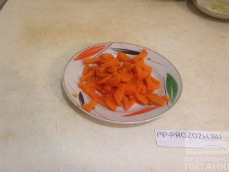Шаг 3: Заранее отварите морковь и также нарежьте соломкой, но не мелко, чтобы мягкая морковь не потеряла форму.