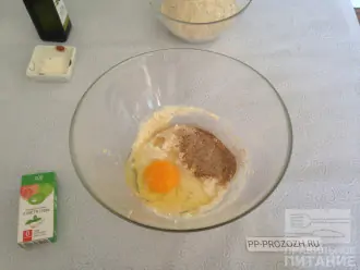 Шаг 3: Добавьте к творожно-банановой смеси яйцо, стевию, корицу, ванилин, масло оливковое. Хорошо все смешайте до получения однородной массы.