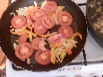 Шаг 4: После этого добавьте нарезанные помидоры, слегка обжарьте 2-3 минуты.