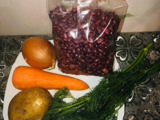 Шаг 1: Подготовьте ингредиенты: фасоль красную (можно белую), морковь среднего размера, картофель, лук репчатый, зелень свежую (петрушка, укроп).