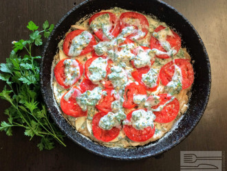 Шаг 9: Помидоры полейте сметанным соусом и поставьте пиццу в духовку на 30 минут. Жарьте на сковороде, на среднем огне под закрытой крышкой 30 минут.