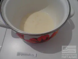 Шаг 5: Растительное масло смешайте с мукой, переложите в другую кастрюлю куда тонкой струйкой влейте кокосовое молоко. Поставьте на огонь и грейте молочную массу, пока не загустеет. Введите протертые овощи в молоко, посолите, доведите до кипения.