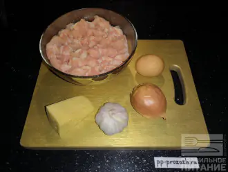 Шаг 1: Подготовьте ингредиенты: фарш из мяса индейки, яйцо, сыр 20 %, лук репчатый, чеснок, соль.