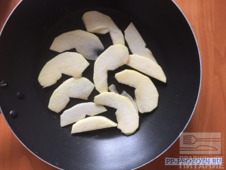 Шаг 4: На дно разогретой сковороды расположите в один слой яблочные дольки. Немного прижарьте с двух сторон. 