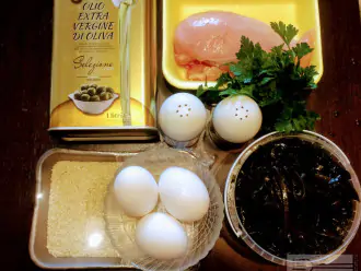 Шаг 1: Для приготовления салата возьмите: куриное филе, морскую капусту, яйца, кунжут, зелень, соль, черный молотый перец и оливковое масло.