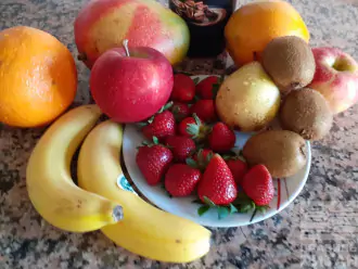Шаг 1: Подберите фрукты и ягоды для данного рецепта. Ингредиенты могут меняться согласно вашему вкусу и сезону.