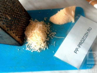 Шаг 8: Натрите сыр на мелкой терке и за 5 минут до готовности посыпьте перцы сверху.