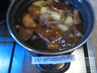 Шаг 3: Налейте в кастрюлю воду, добавьте туда грибы и порезанный картофель. Поставьте варить на медленный огонь на 30 минут. В процессе варки посолите и поперчите по вкусу.