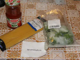 Шаг 1: Подготовьте ингредиенты: шпинат, соус, спагетти.